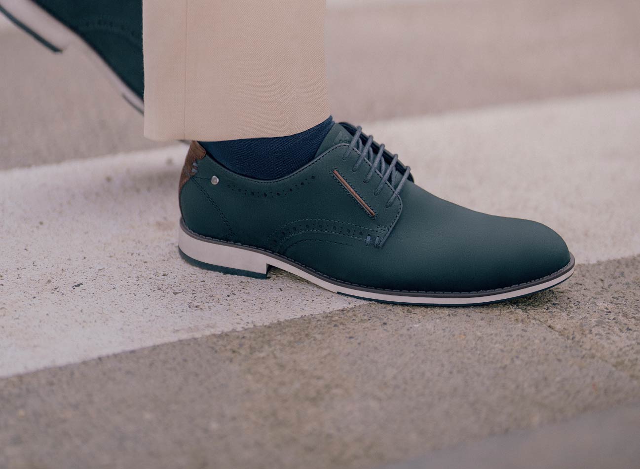 zapatos cafes outfit pantalÃ³n gris oscuro hombre