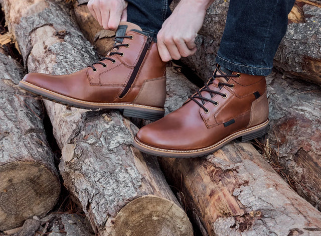 Jeans con botines de hombre: cómo combinarlos sin errores