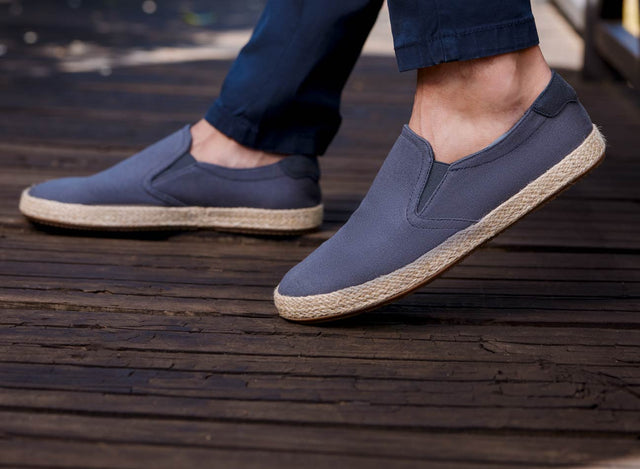 Cómo combinar pantalón azul hombre: guía de colores y estilos
